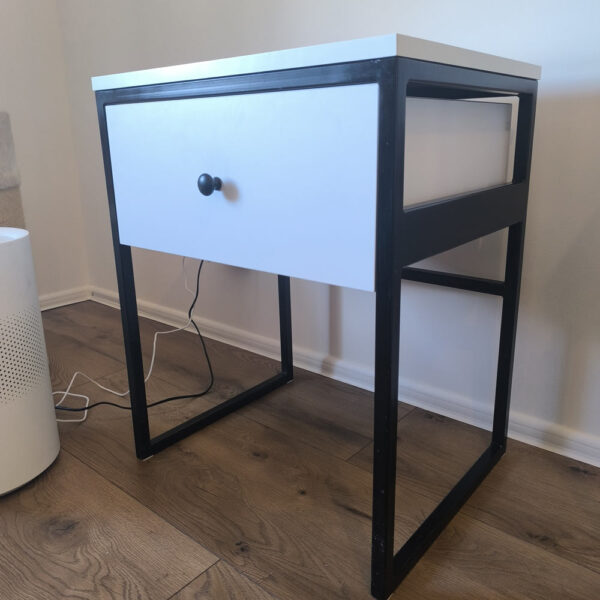 Minimalistyczna szafka nocna 600x600